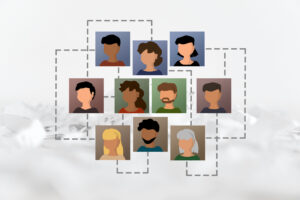Das Bild zeigt ein Organigram, das die schemenhaften und skizzierten Profilbilder verschiedener Personen mit gestrichelten Linien in Verbindung setzt verbindet. Der Hintergrund ist fast vollständig mit einem Weichzeichnungsfilter überlagert, sodass er als weiße Fläche mit Schattierungen erscheint.