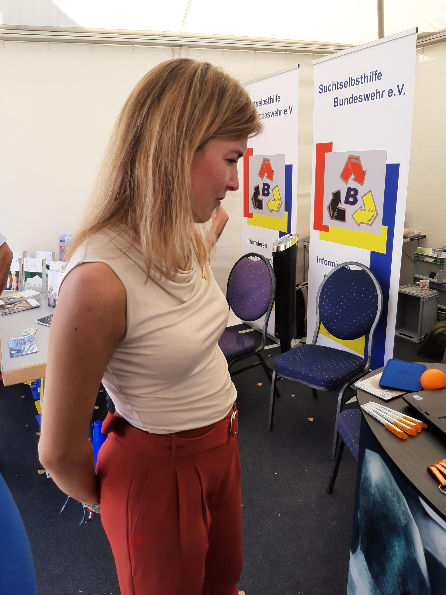 Das Foto zeigt Frau Siemtje Möller (Parlamentarische Staatssekretärin), die sich auf einem Laptop ein Video der Kampagne Unsichtbares Leid anschaut.