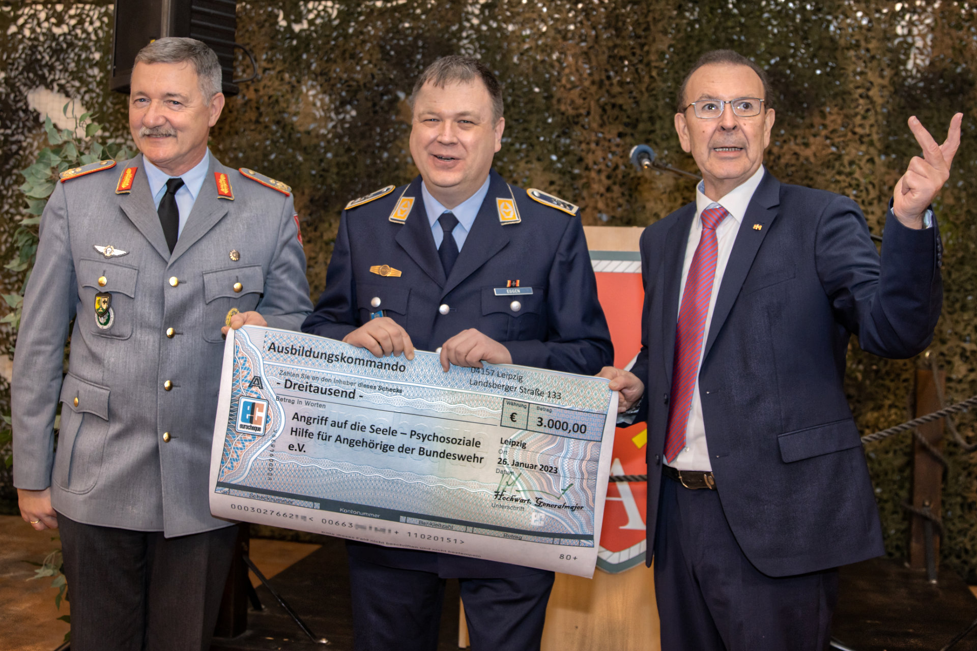 Das Foto zeigt den Generalmajor Michael Hochwart, Kommandeur des Ausbildungskommandos, Frank Eggen, Vorsitzender des Vereins Angriff auf die Seele e. V. und Achim Haas, Präsident des Freundeskreis der Bundeswehr Leipzig e. V.