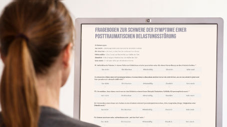 Auf dem Foto sitzt eine Soldatin vor einem großen Monitor und füllt einen Online-Test aus.