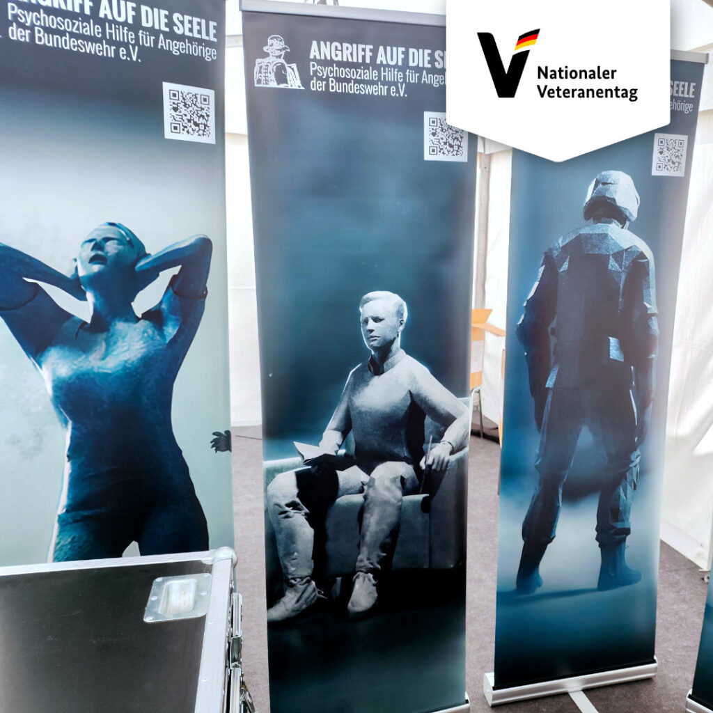 Das Bild zeigt mehrere Aufsteller, die Angriff auf die Seele e. V. auf dem 1. Nationalen Veteranentag aufstellen wird. Diese zeigen Szenen aus den Videos der Kampagne #UnsichtbaresLeid.