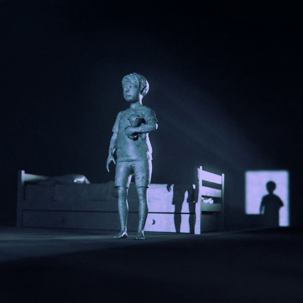 Das Bild zeigt eine Szene, die an einen Film oder ein Videospiel erinnert. Im Vordergrund steht eine junge, blonde Figur, die wie eine Statue aus Stein oder einem ähnlichen Material wirkt. Der Junge trägt ein ärmelloses Oberteil und hält ein kleines, unscharf dargestelltes Objekt, möglicherweise ein Stofftier, im Arm. Sein Gesichtsausdruck ist ernst und nachdenklich. Die Beleuchtung ist düster und kalt, mit einem bläulichen Farbton, der eine bedrückende Atmosphäre schafft. Im Hintergrund ist eine dunkle, verschwommene Silhouette einer weiteren, etwas größeren Figur zu erkennen, die wie ein Schatten oder eine unscharf dargestellte Person wirkt. Der Hintergrund selbst ist sehr dunkel und unklar, mit kaum erkennbaren Strukturen oder Objekten. Die gesamte Szene wirkt mysteriös und suggeriert eine Geschichte von Einsamkeit, Verlust oder einer unheimlichen Atmosphäre. Die Kombination aus der statuenartigen Figur des Jungen, der düsteren Beleuchtung und der undeutlichen Hintergrundsilhouette erzeugt eine beunruhigende Stimmung.