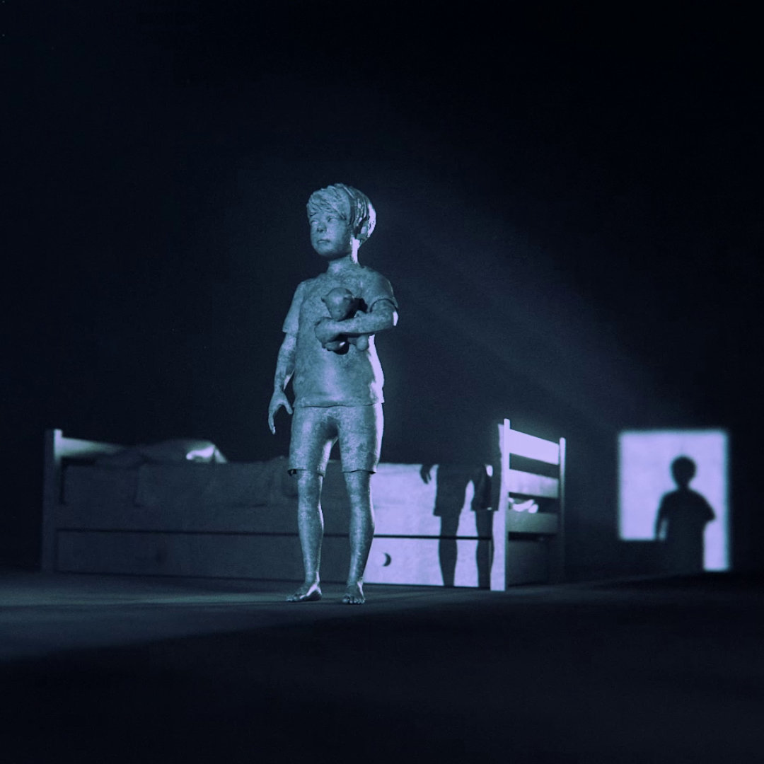 Das Bild zeigt eine Szene, die an einen Film oder ein Videospiel erinnert. Im Vordergrund steht eine junge, blonde Figur, die wie eine Statue aus Stein oder einem ähnlichen Material wirkt. Der Junge trägt ein ärmelloses Oberteil und hält ein kleines, unscharf dargestelltes Objekt, möglicherweise ein Stofftier, im Arm. Sein Gesichtsausdruck ist ernst und nachdenklich. Die Beleuchtung ist düster und kalt, mit einem bläulichen Farbton, der eine bedrückende Atmosphäre schafft. Im Hintergrund ist eine dunkle, verschwommene Silhouette einer weiteren, etwas größeren Figur zu erkennen, die wie ein Schatten oder eine unscharf dargestellte Person wirkt. Der Hintergrund selbst ist sehr dunkel und unklar, mit kaum erkennbaren Strukturen oder Objekten. Die gesamte Szene wirkt mysteriös und suggeriert eine Geschichte von Einsamkeit, Verlust oder einer unheimlichen Atmosphäre. Die Kombination aus der statuenartigen Figur des Jungen, der düsteren Beleuchtung und der undeutlichen Hintergrundsilhouette erzeugt eine beunruhigende Stimmung.