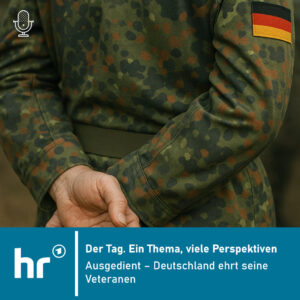 Auf dem Foto sieht man einen Soldaten in Flecktarn-Uniform. Er hat seine Hände hinter dem Rücken verschränkt. Außerdem sieht man oben links ein weißes Podcast-Mikrofon. Unten auf dem Bild sieht man das Senderlogo hr sowie den Titel der Sendung Der Tag. Ein Thema, viele Perspektiven.